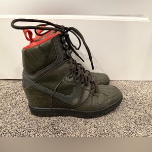 Nike Women's Dunk Sky Hi 2.0 SneakerBoot in the Sequoia/Bright Crimson sz 8